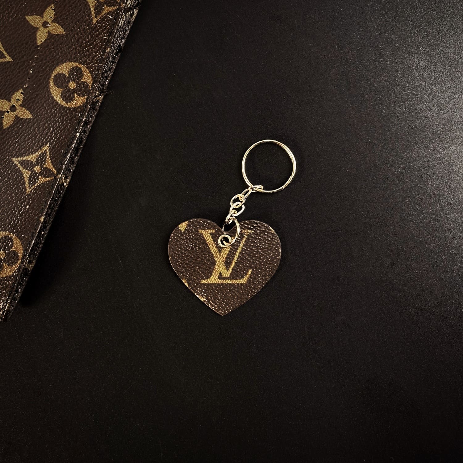 Portachiavi Louis Vuitton a Forma di Cuore Artigianale