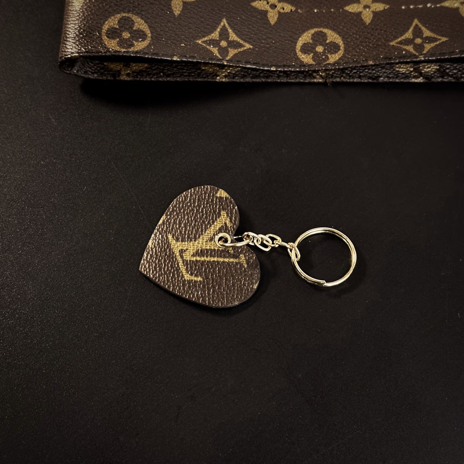 Portachiavi Louis Vuitton a Forma di Cuore Handmade