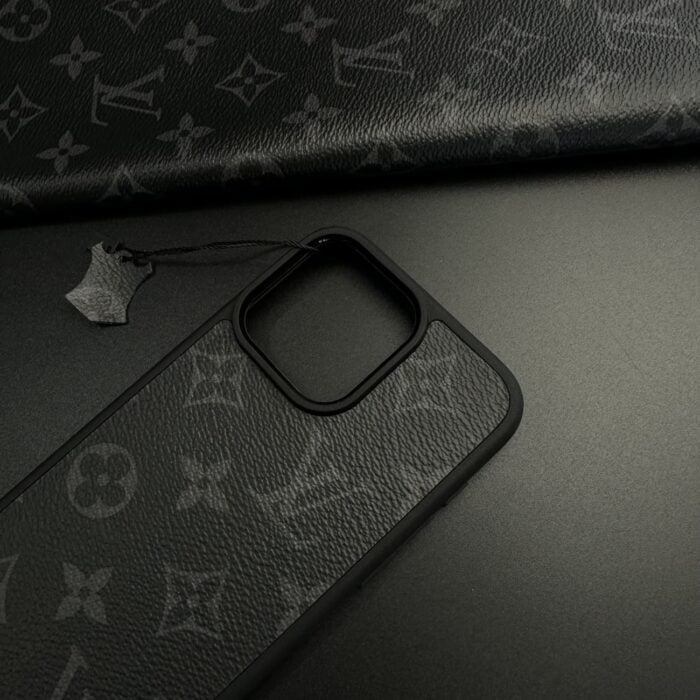 Cover per iPhone 15, 14, 13, 12 Louis Vuitton Nero Artigianale